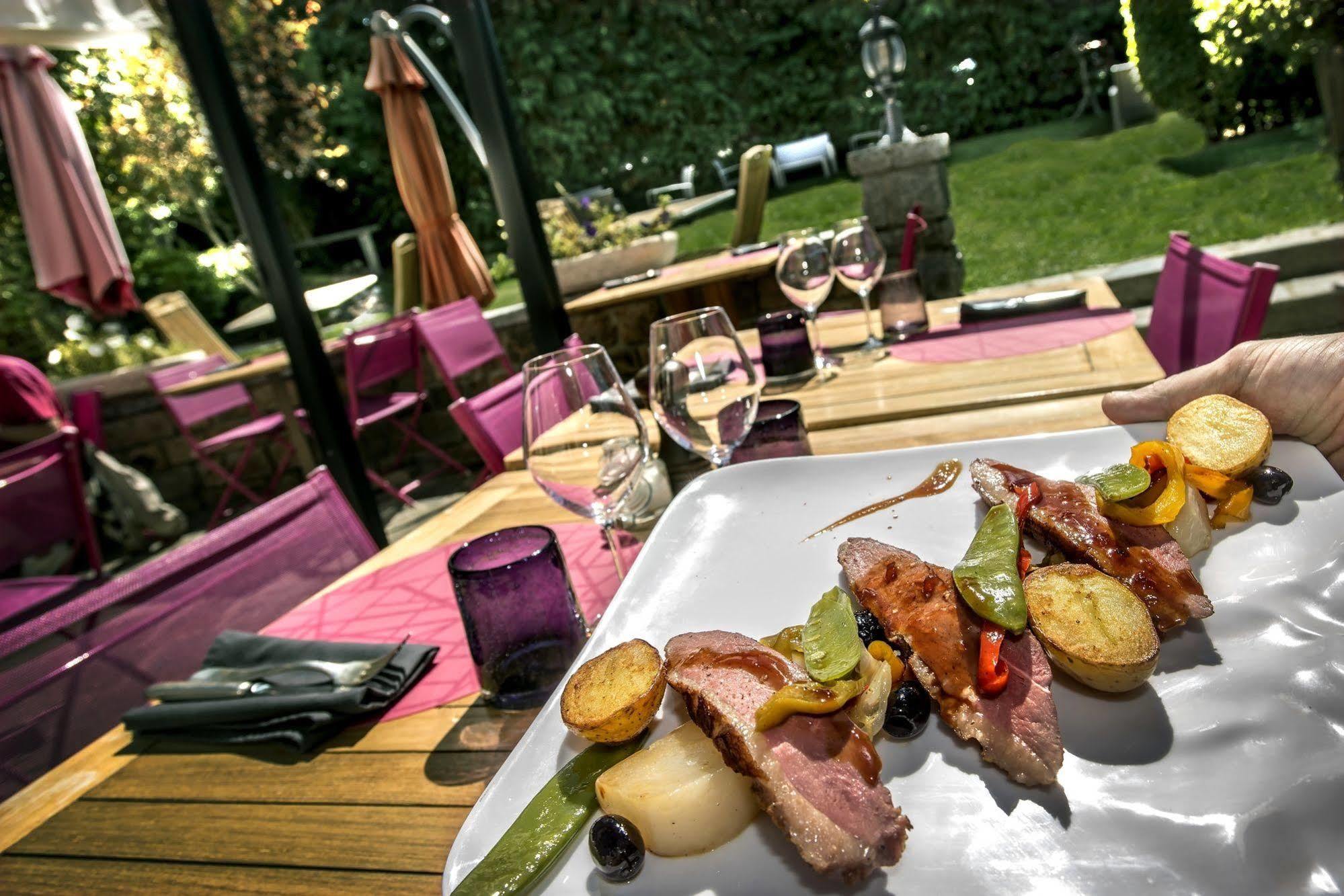 Hotel Le Rocher Blanc Albaret-Sainte-Marie Esterno foto