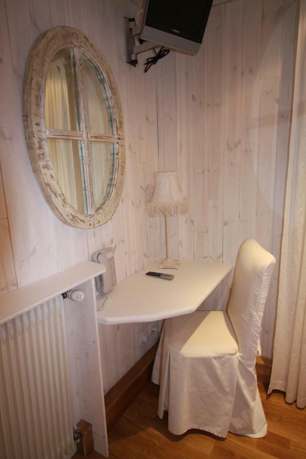 Hotel Le Rocher Blanc Albaret-Sainte-Marie Esterno foto